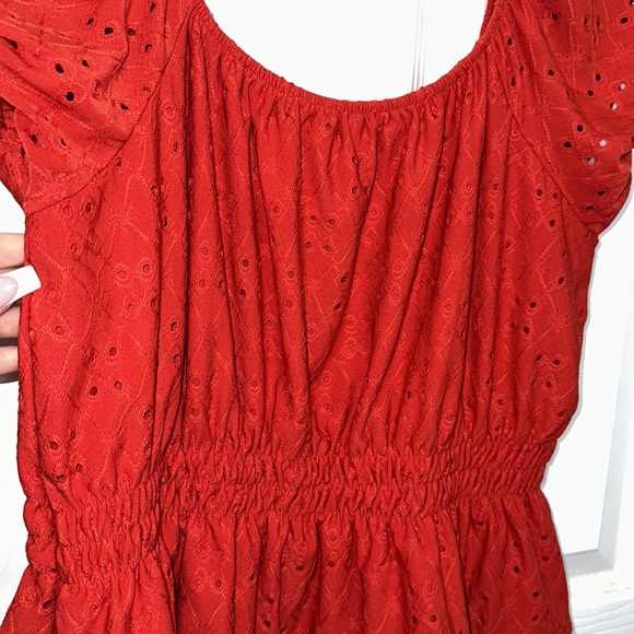 Red crop top. - Picture 5 of 5